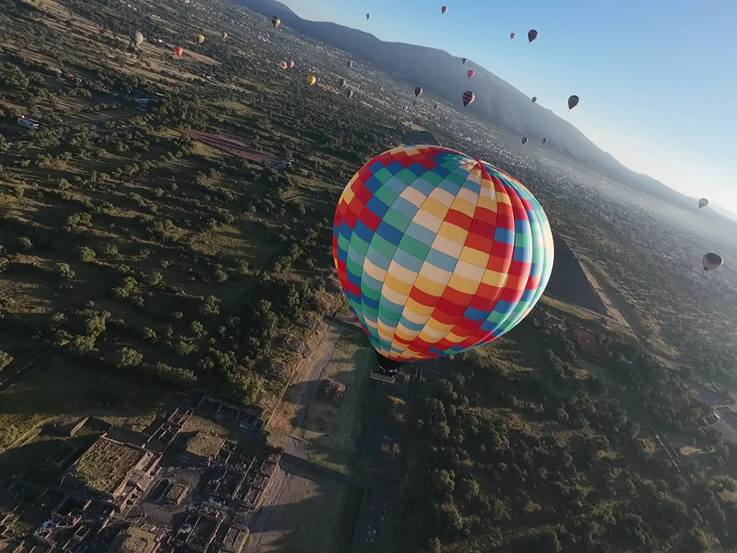 Globo de UPBase sobre la zona arqueológica