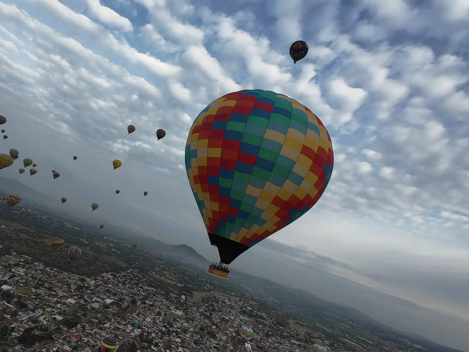 Globo entre las nubes de la mañana