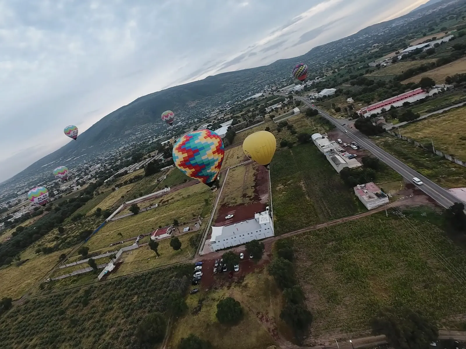Globos sobrevolando los campos de Teotihuacán