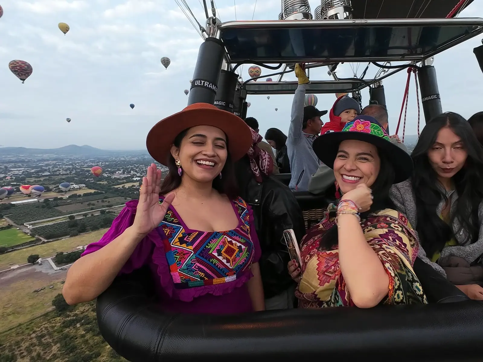Pasajeras disfrutando del vuelo