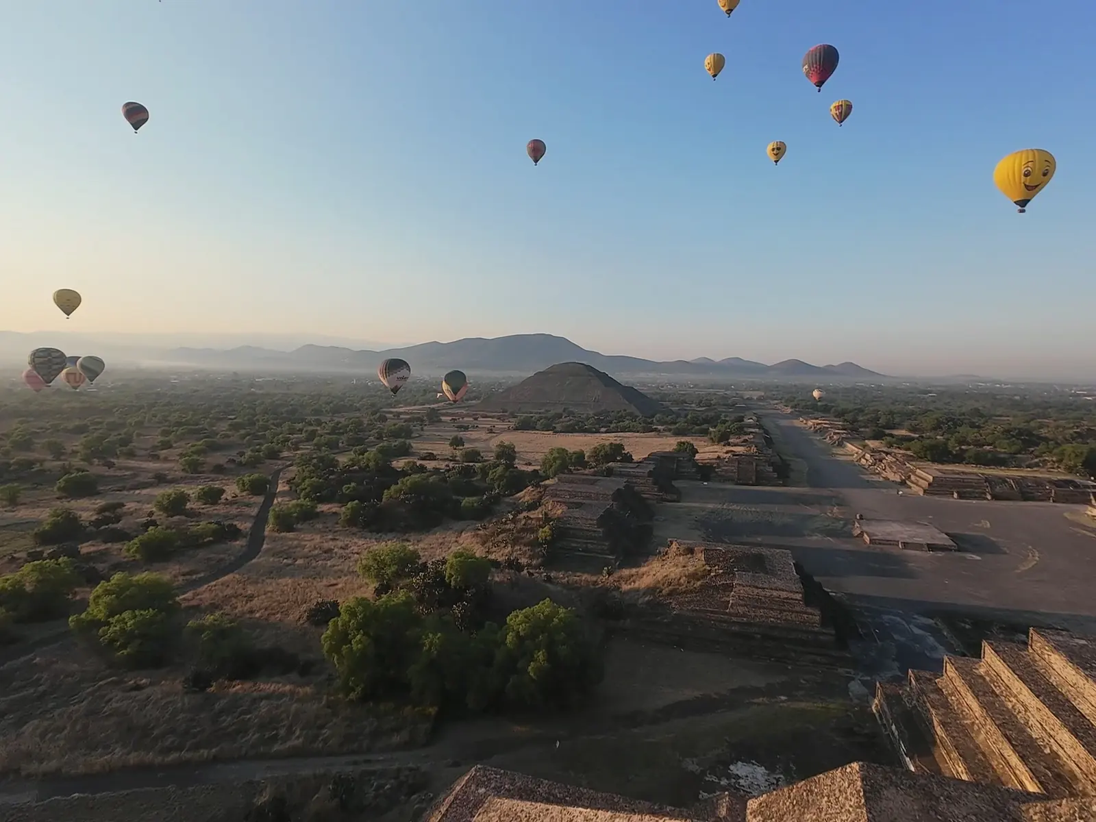Zona arqueológica de Teotihuacán al amanecer