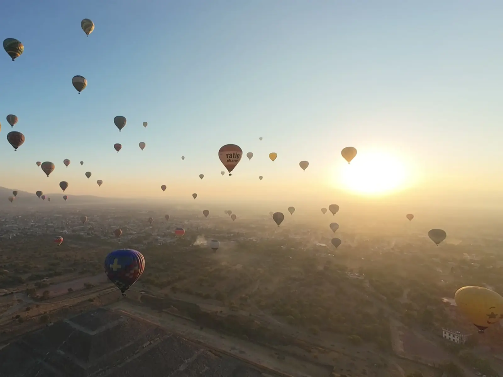Amanecer con globos sobre Teotihuacán