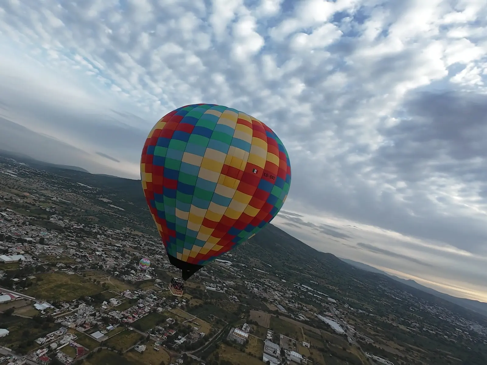 Globo de UPBase entre las nubes
