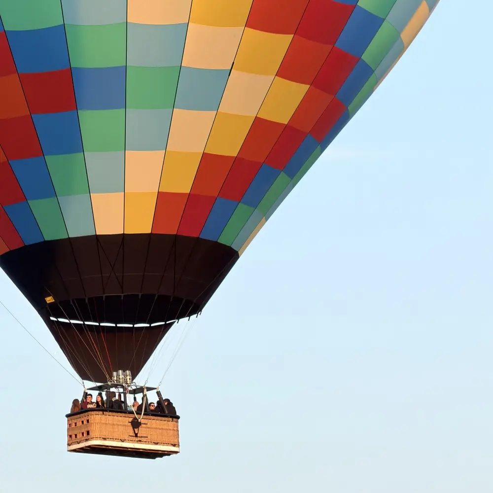 Globo de UPBase en vuelo con pasajeros en la canastilla